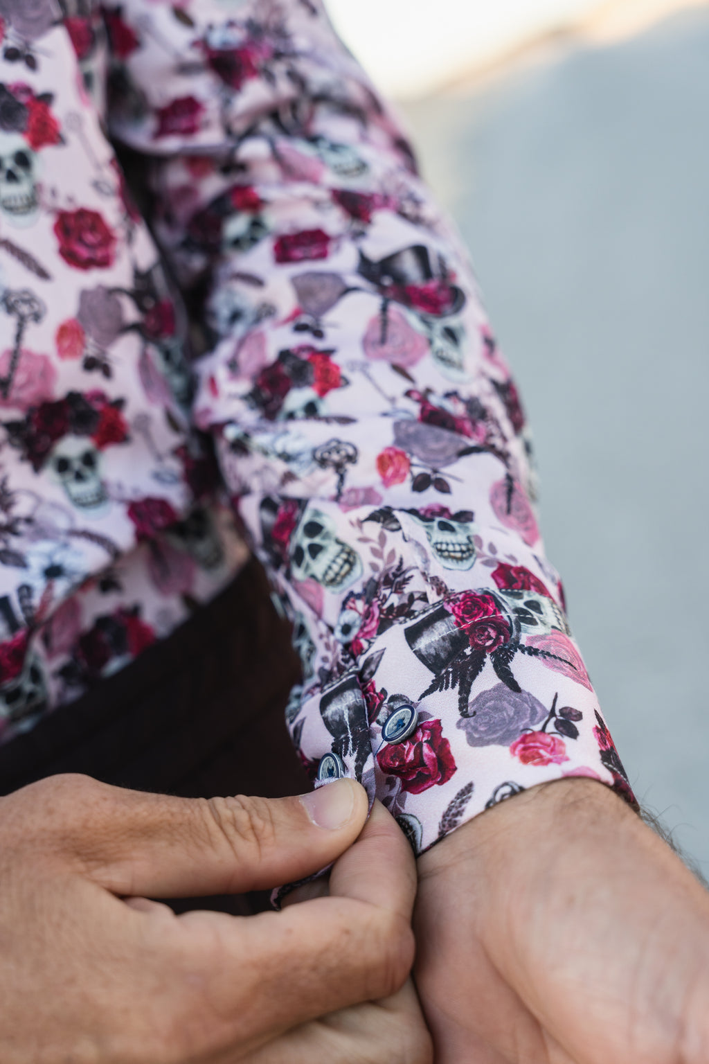 Camisa manga larga estampada fantasía calaveras rosa monttesco